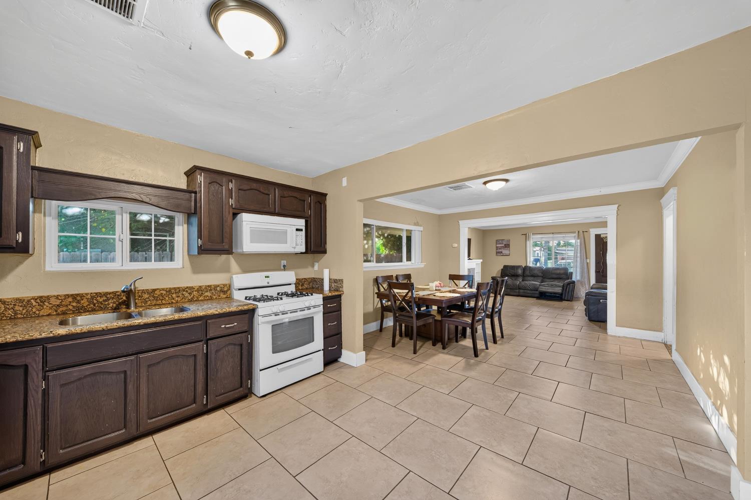 4531 E Illinois Ave, Fresno, CA 93702