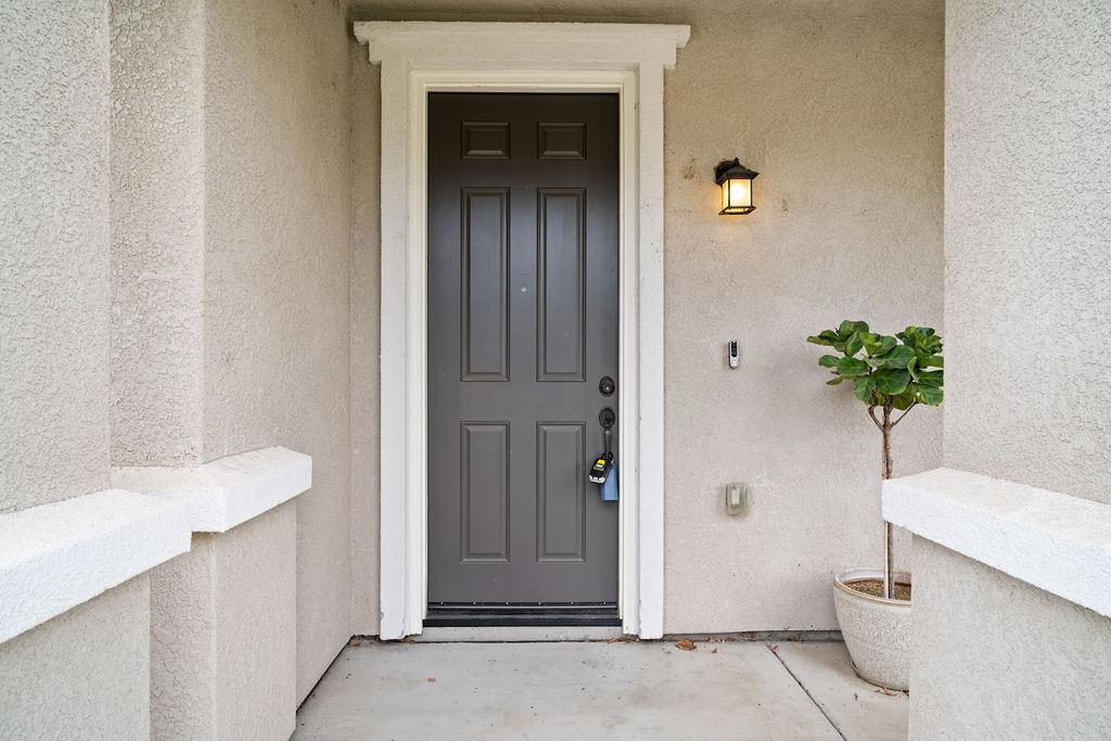 1129 S Carriage Ave S, Fresno, CA 93727