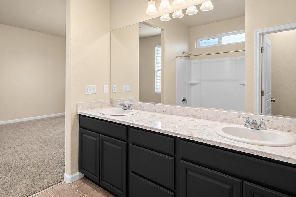 1129 S Carriage Ave S, Fresno, CA 93727