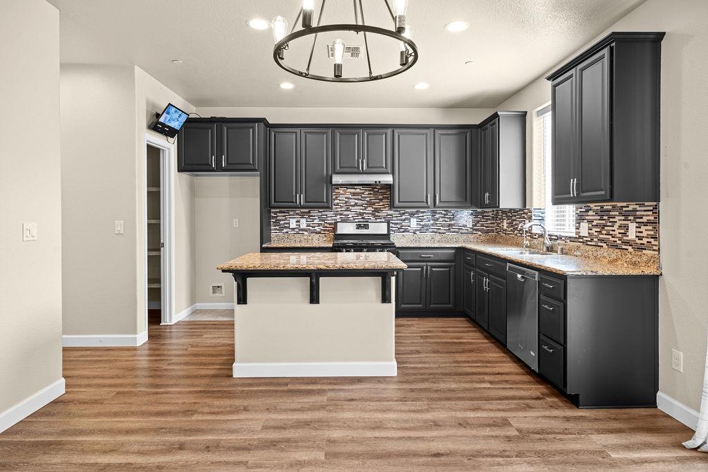 1129 S Carriage Ave S, Fresno, CA 93727