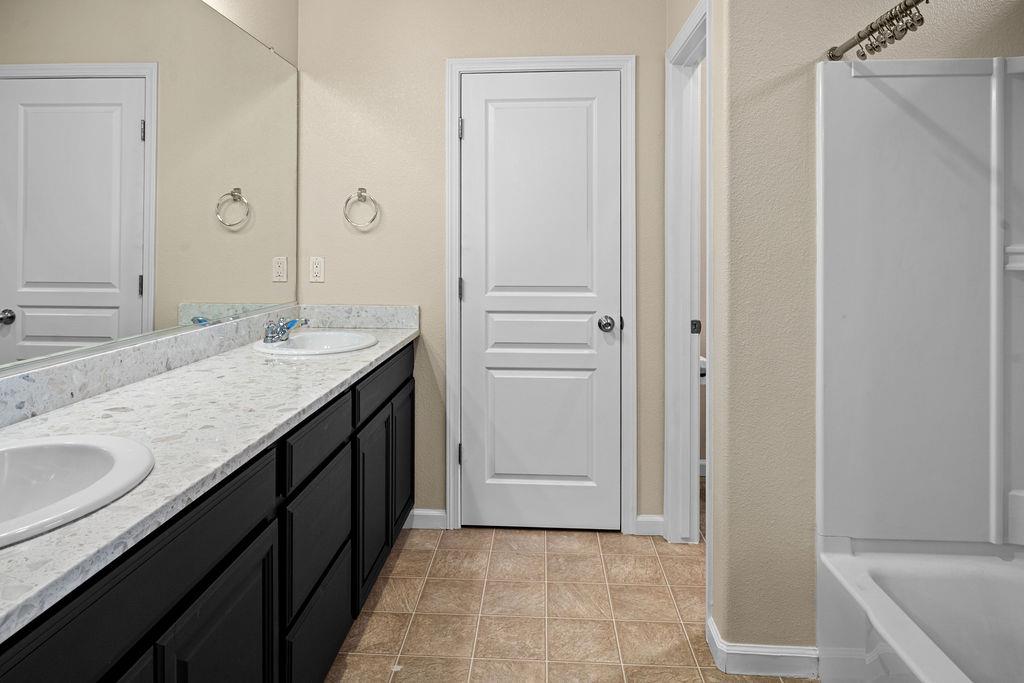 1129 S Carriage Ave S, Fresno, CA 93727