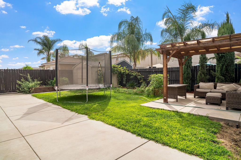 1129 S Carriage Ave S, Fresno, CA 93727