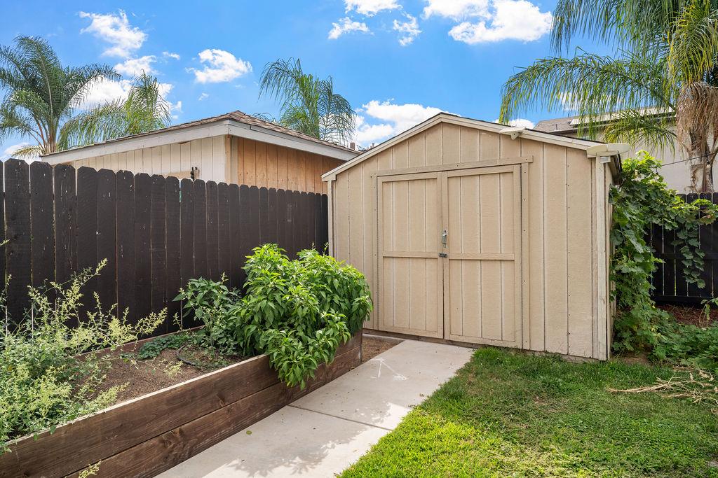 1129 S Carriage Ave S, Fresno, CA 93727