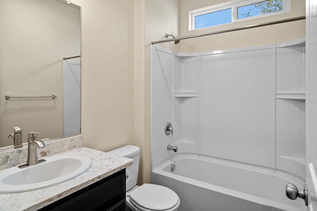 1129 S Carriage Ave S, Fresno, CA 93727