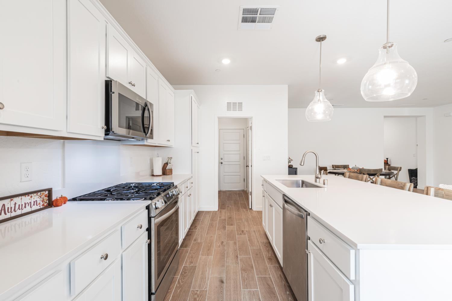 5869 E Alexander, Fresno, CA 93727