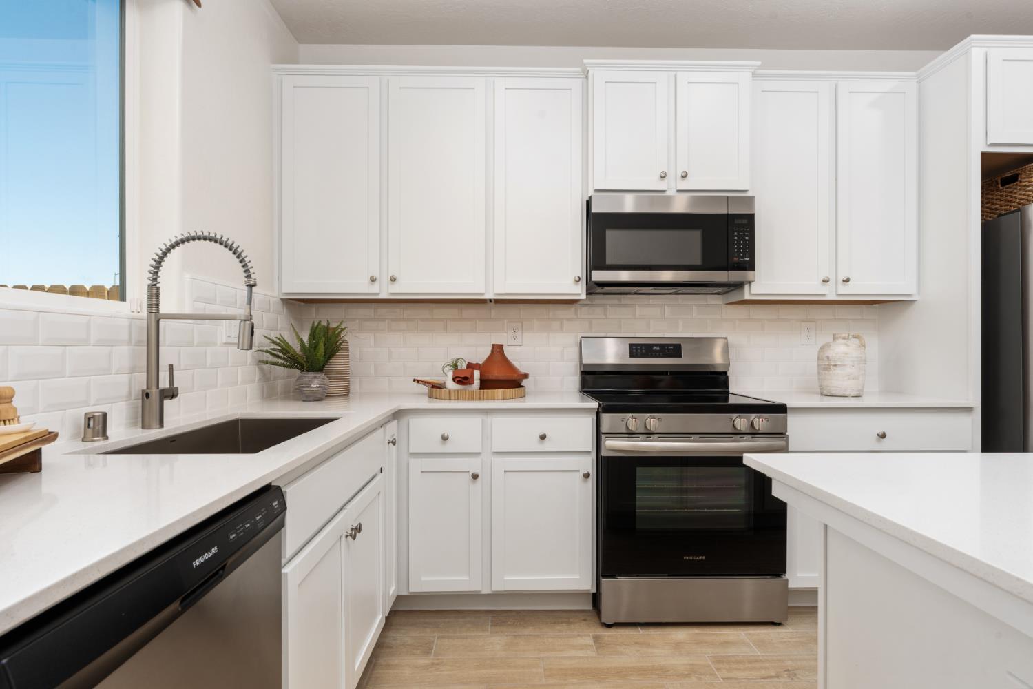 1524 Bloom Ln, Clovis, CA 93619