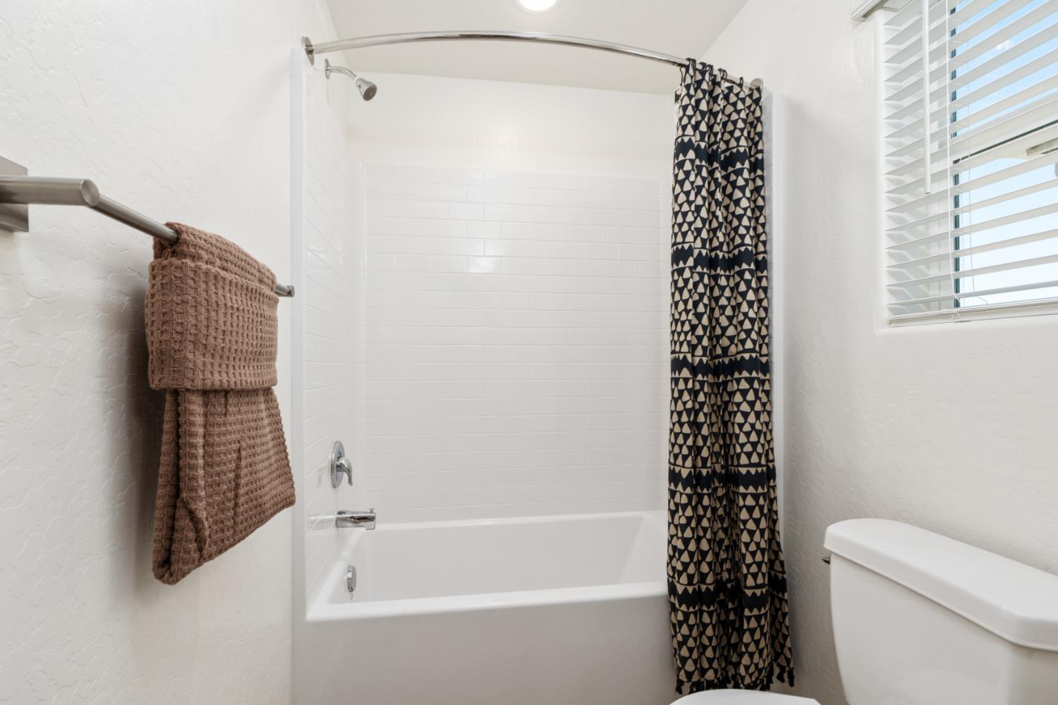 1482 Bloom Ln, Clovis, CA 93619