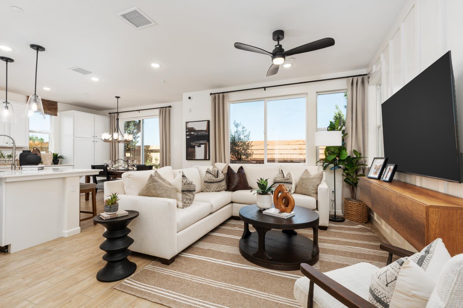 1530 Bloom Ln, Clovis, CA 93619