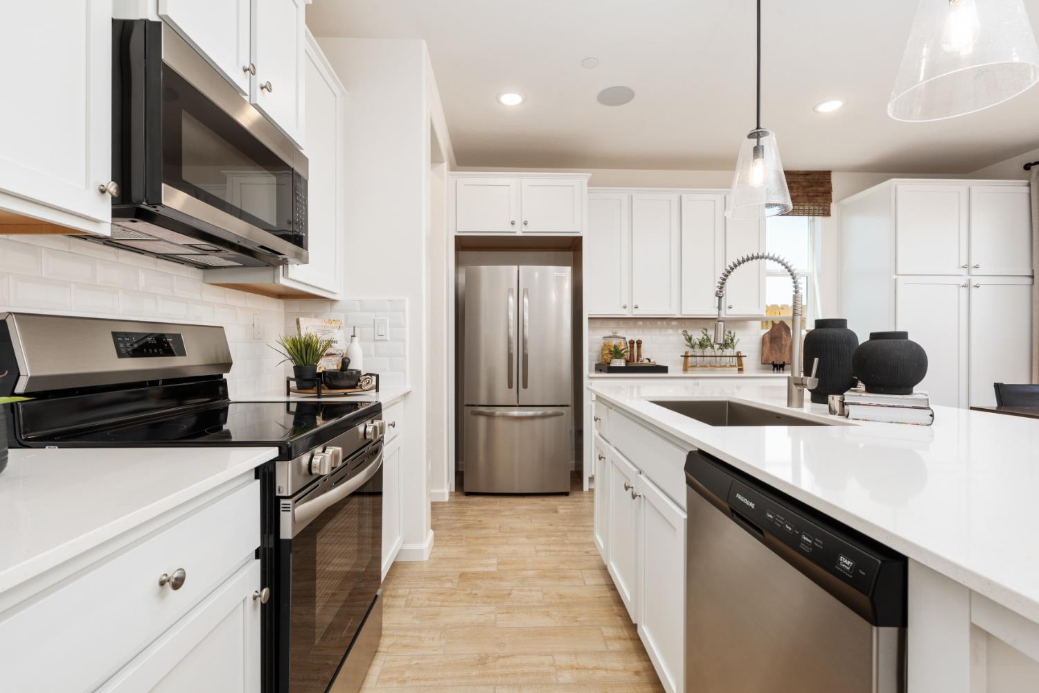 1530 Bloom Ln, Clovis, CA 93619