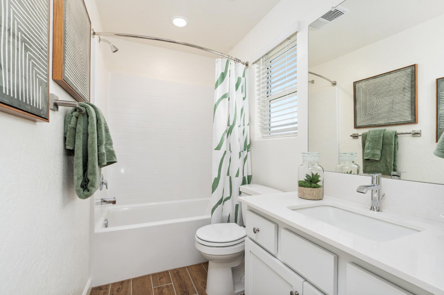1518 Bloom Ln, Clovis, CA 93619