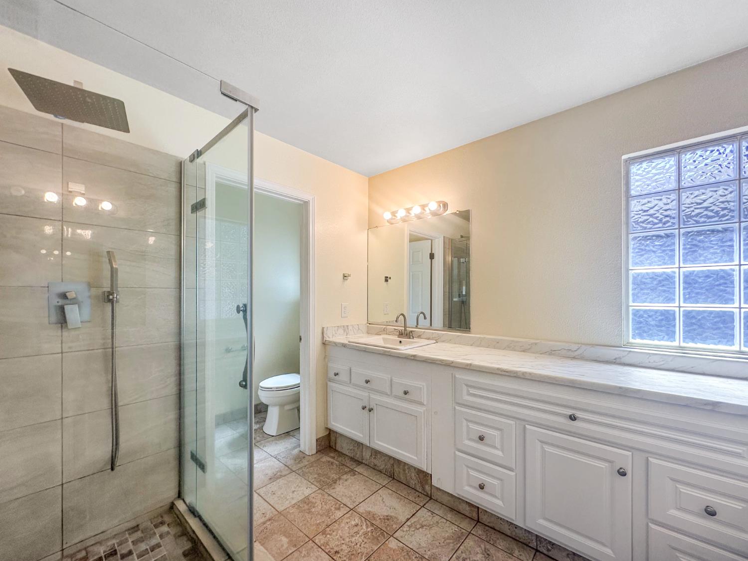 5457 N Ensanada Ave, Fresno, CA 93723