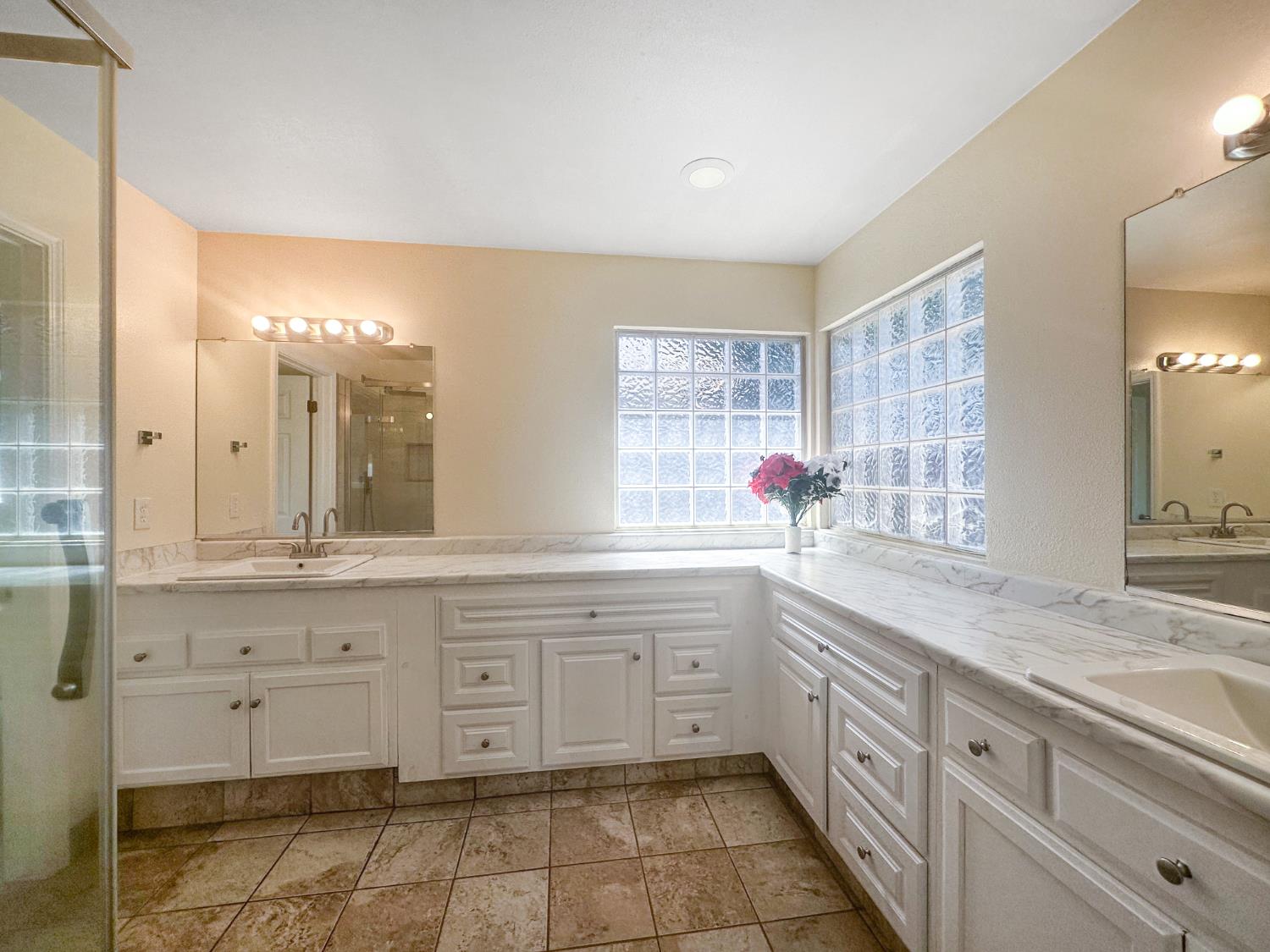 5457 N Ensanada Ave, Fresno, CA 93723