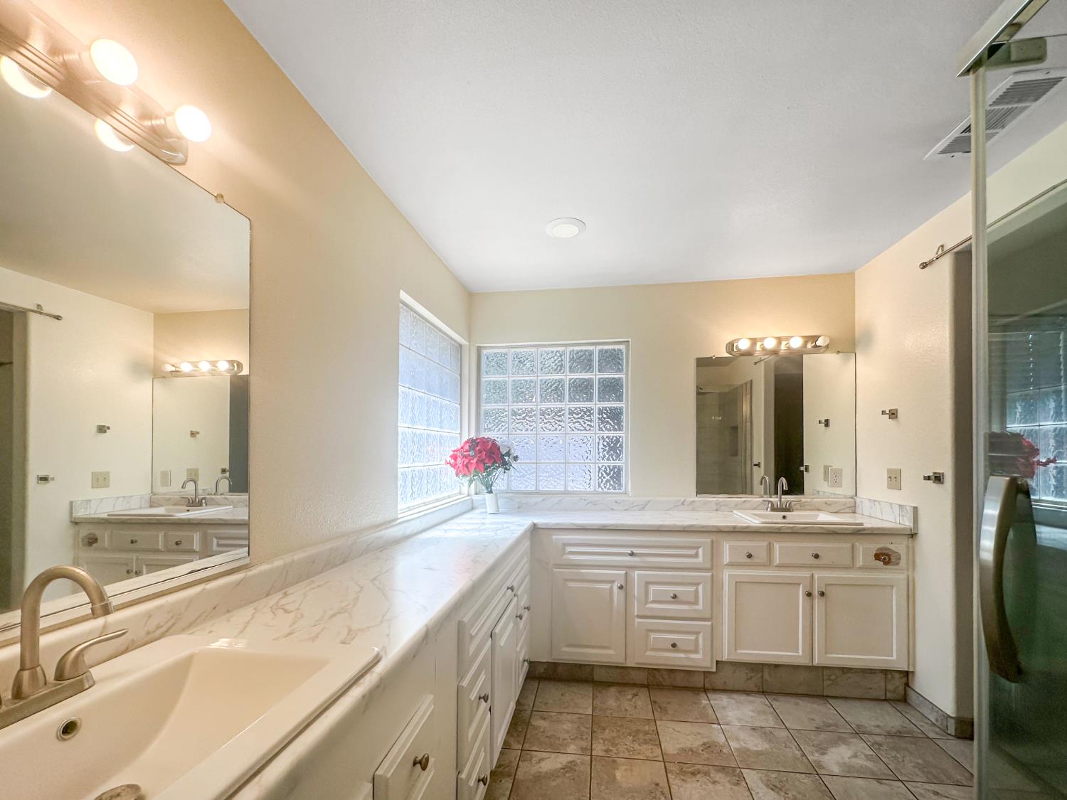 5457 N Ensanada Ave, Fresno, CA 93723