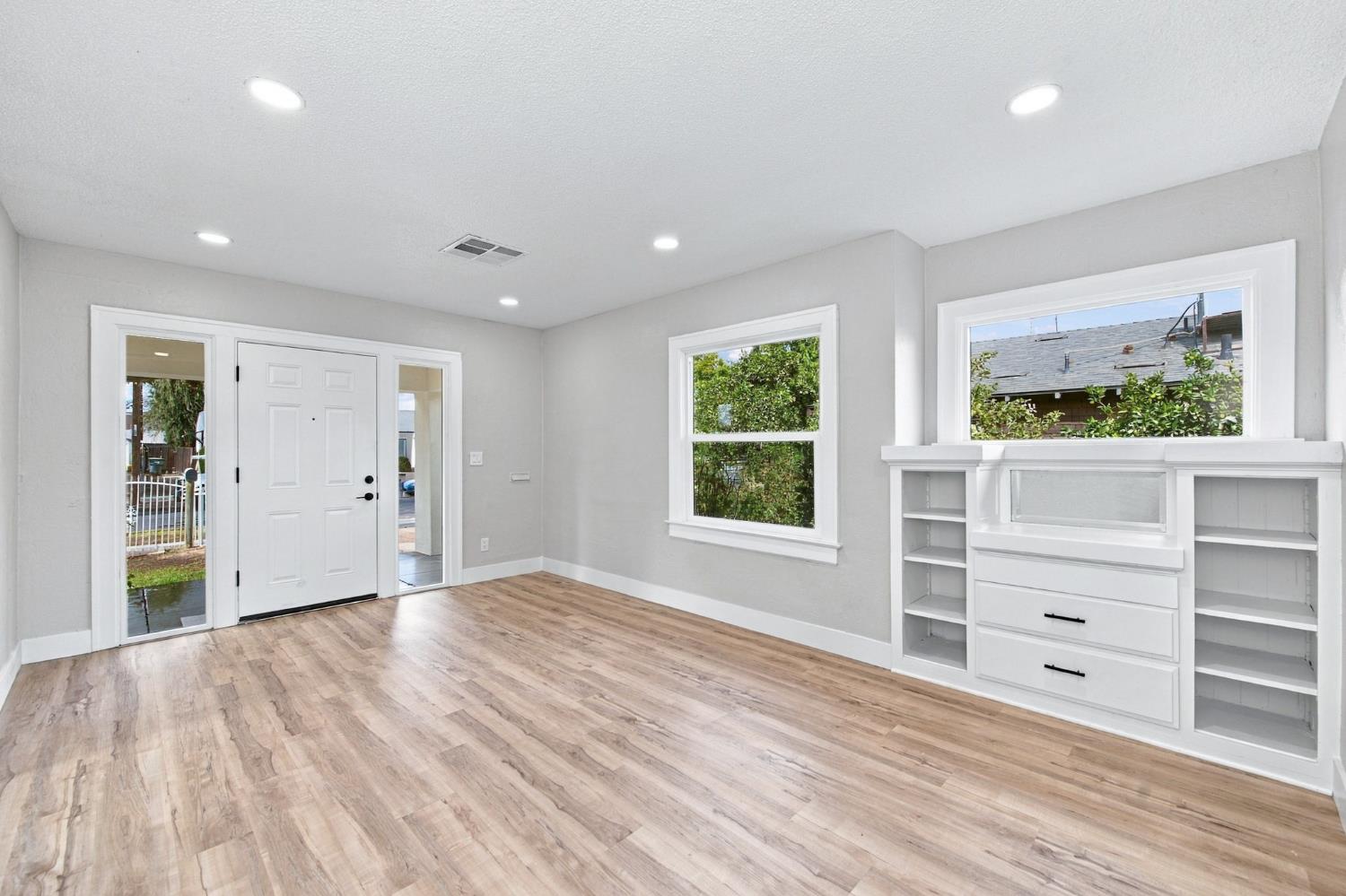 4568 E Iowa Ave, Fresno, CA 93702