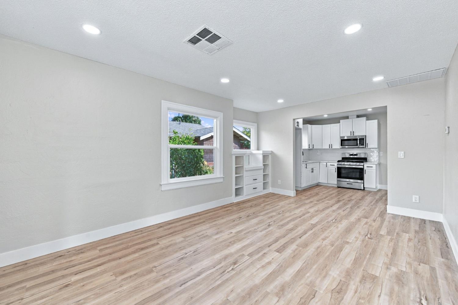 4568 E Iowa Ave, Fresno, CA 93702