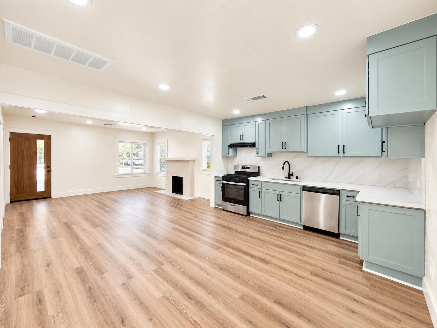 1279 N Roosevelt Ave, Fresno, CA 93728