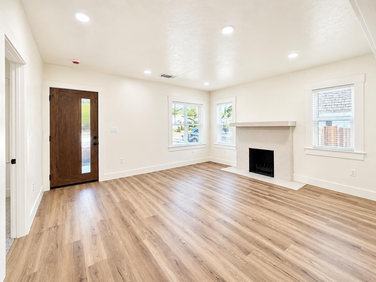 1279 N Roosevelt Ave, Fresno, CA 93728