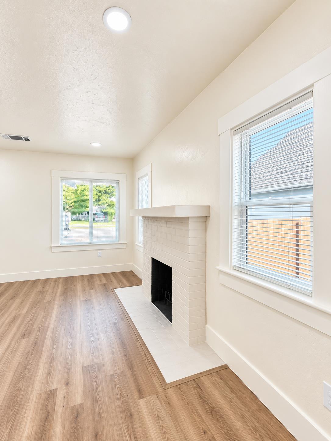 1279 N Roosevelt Ave, Fresno, CA 93728