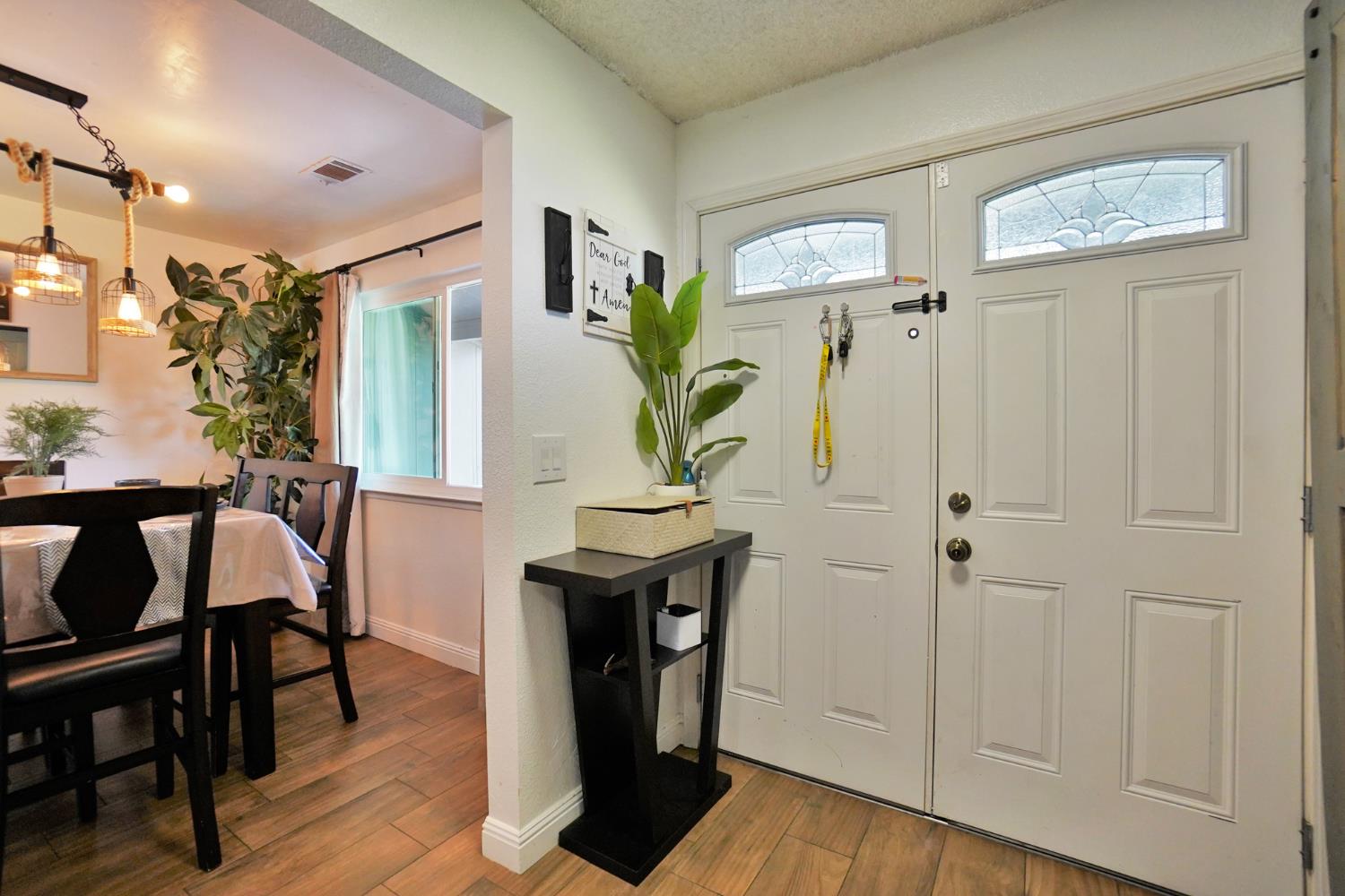 641 Meadow Ln, Lemoore, CA 93245