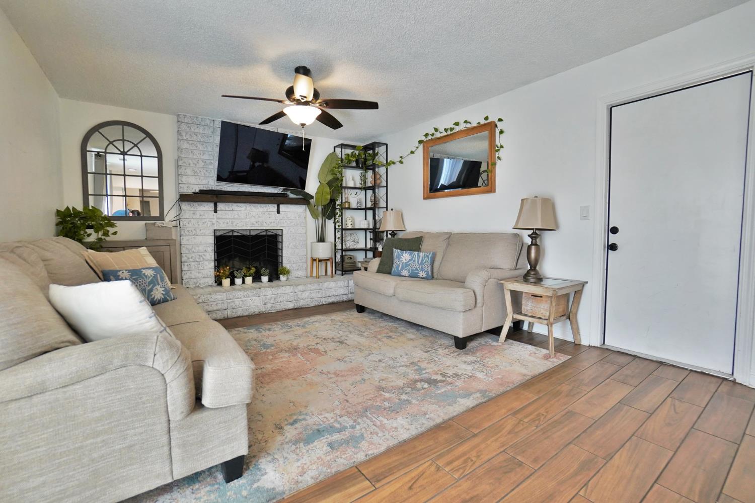 641 Meadow Ln, Lemoore, CA 93245