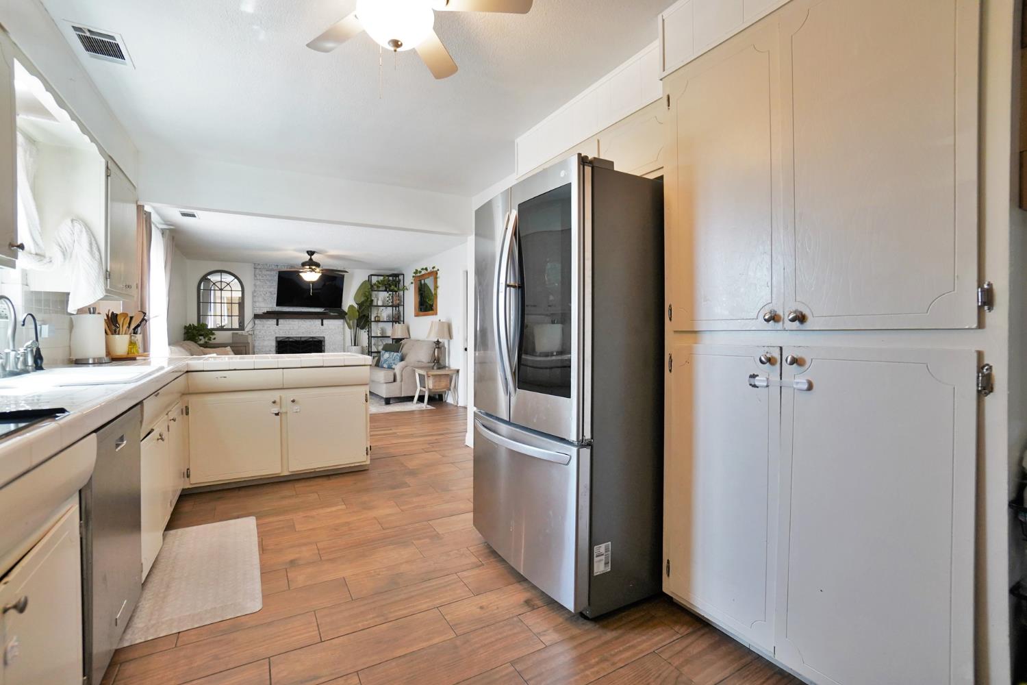 641 Meadow Ln, Lemoore, CA 93245