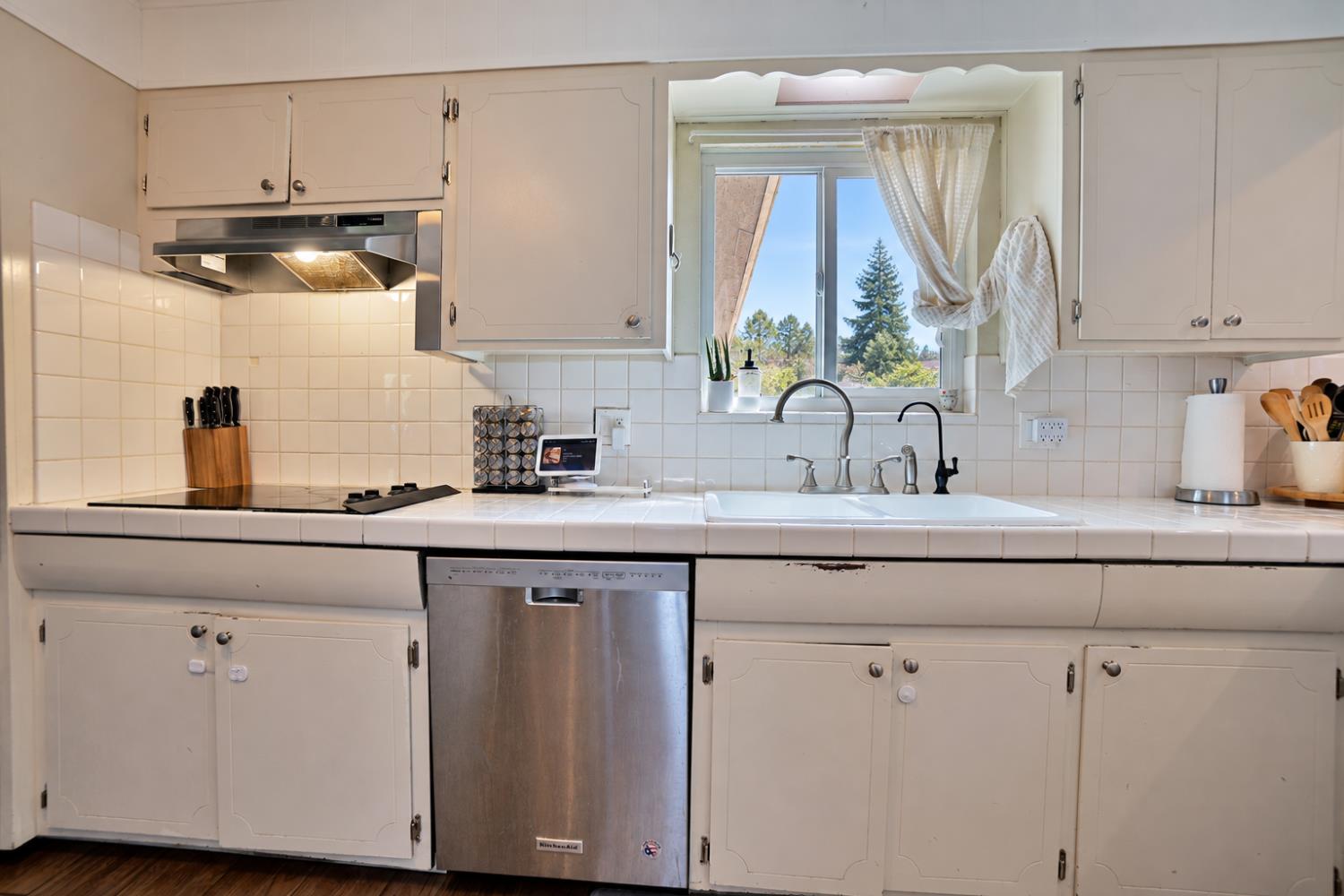 641 Meadow Ln, Lemoore, CA 93245