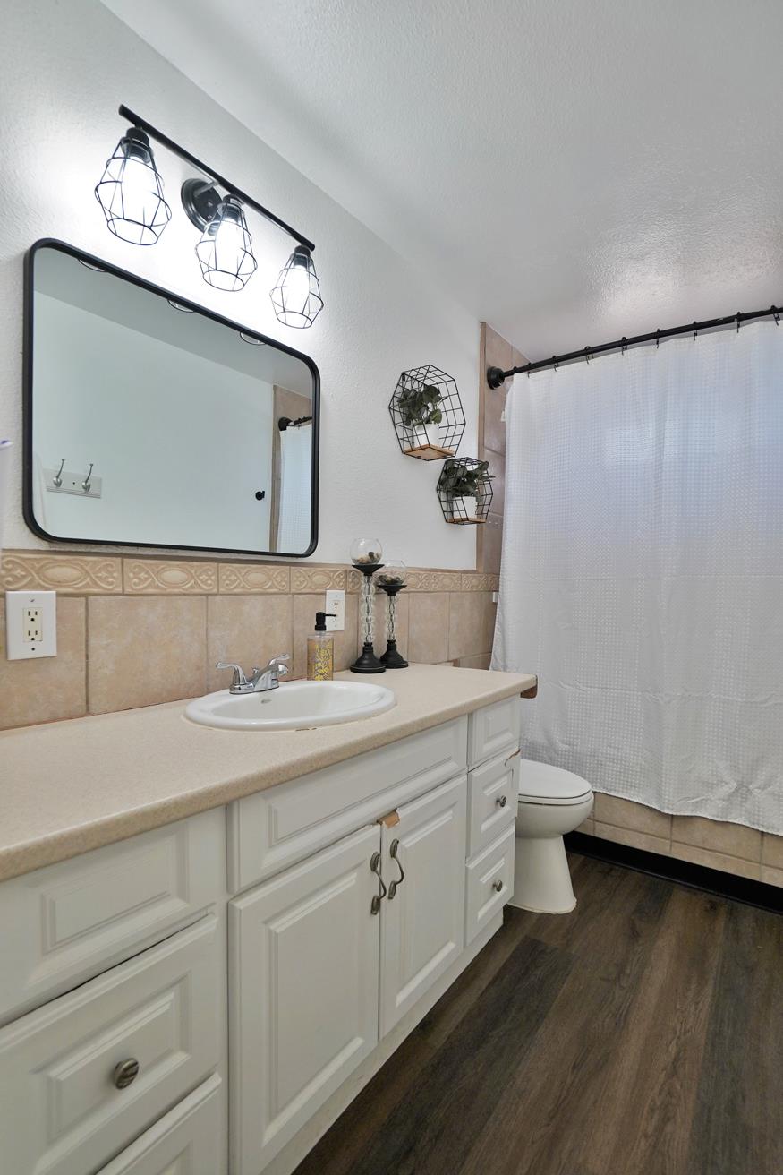 641 Meadow Ln, Lemoore, CA 93245