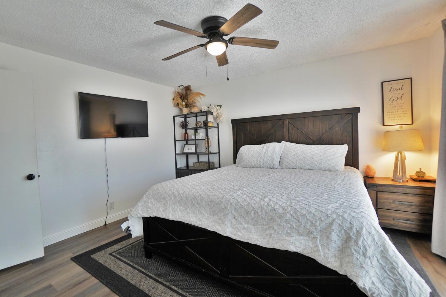 641 Meadow Ln, Lemoore, CA 93245