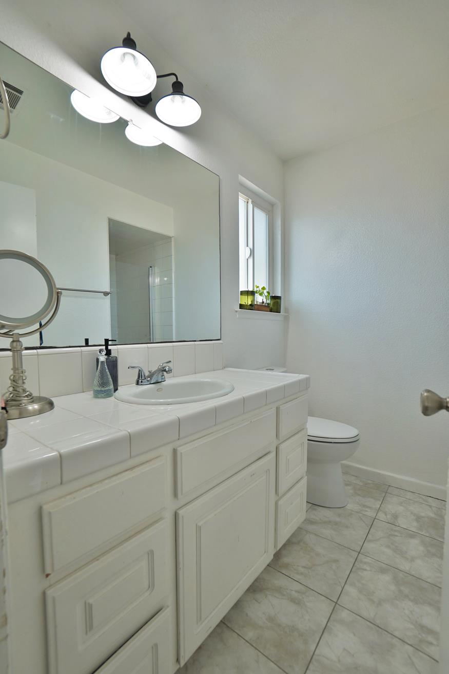 641 Meadow Ln, Lemoore, CA 93245
