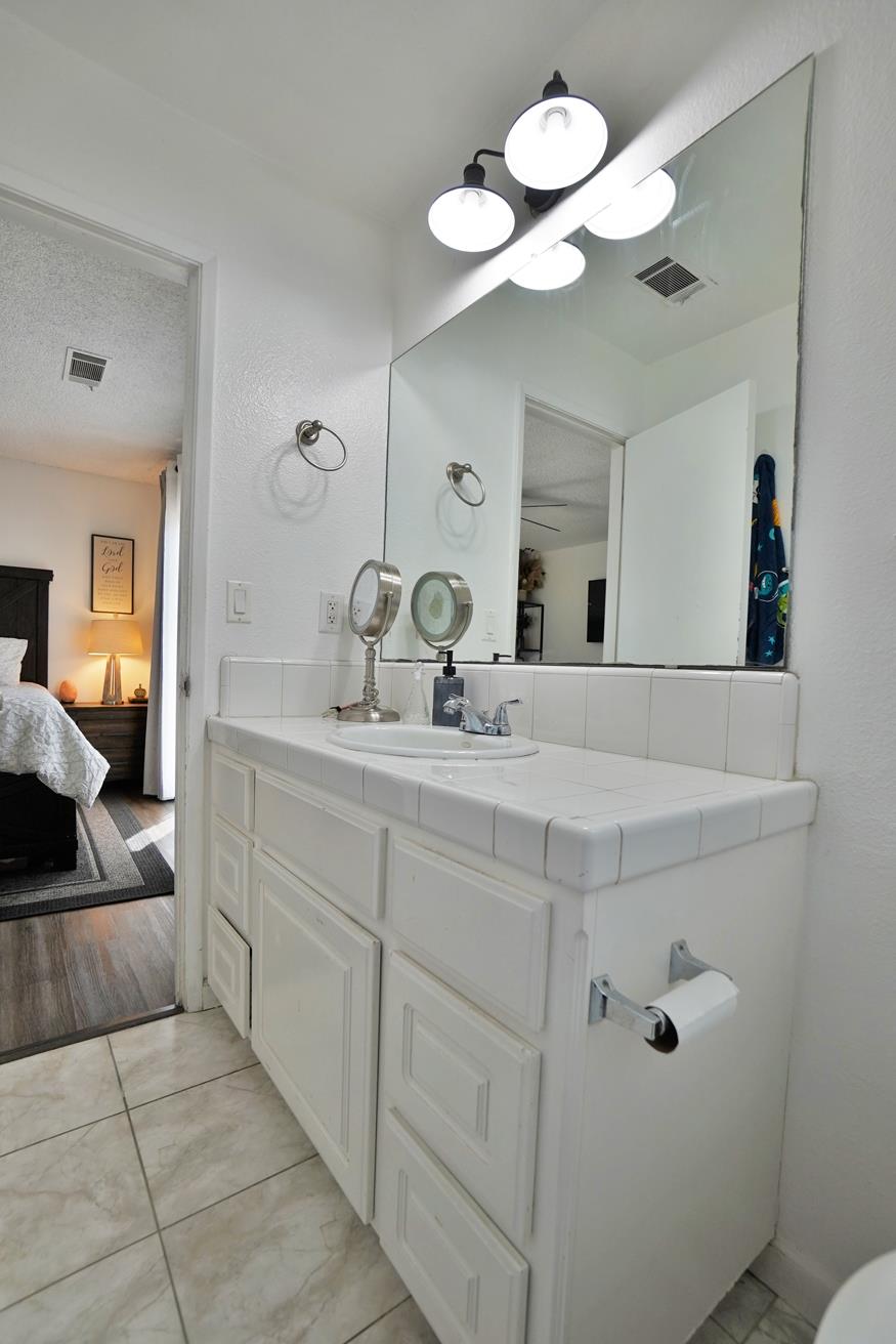 641 Meadow Ln, Lemoore, CA 93245
