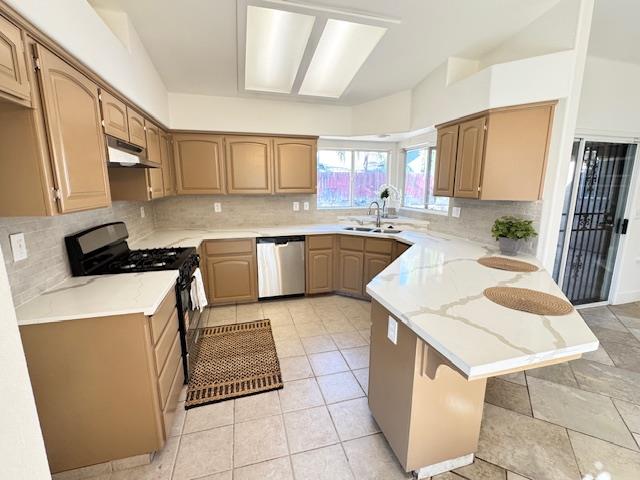 14498 W G St, Kerman, CA 93630