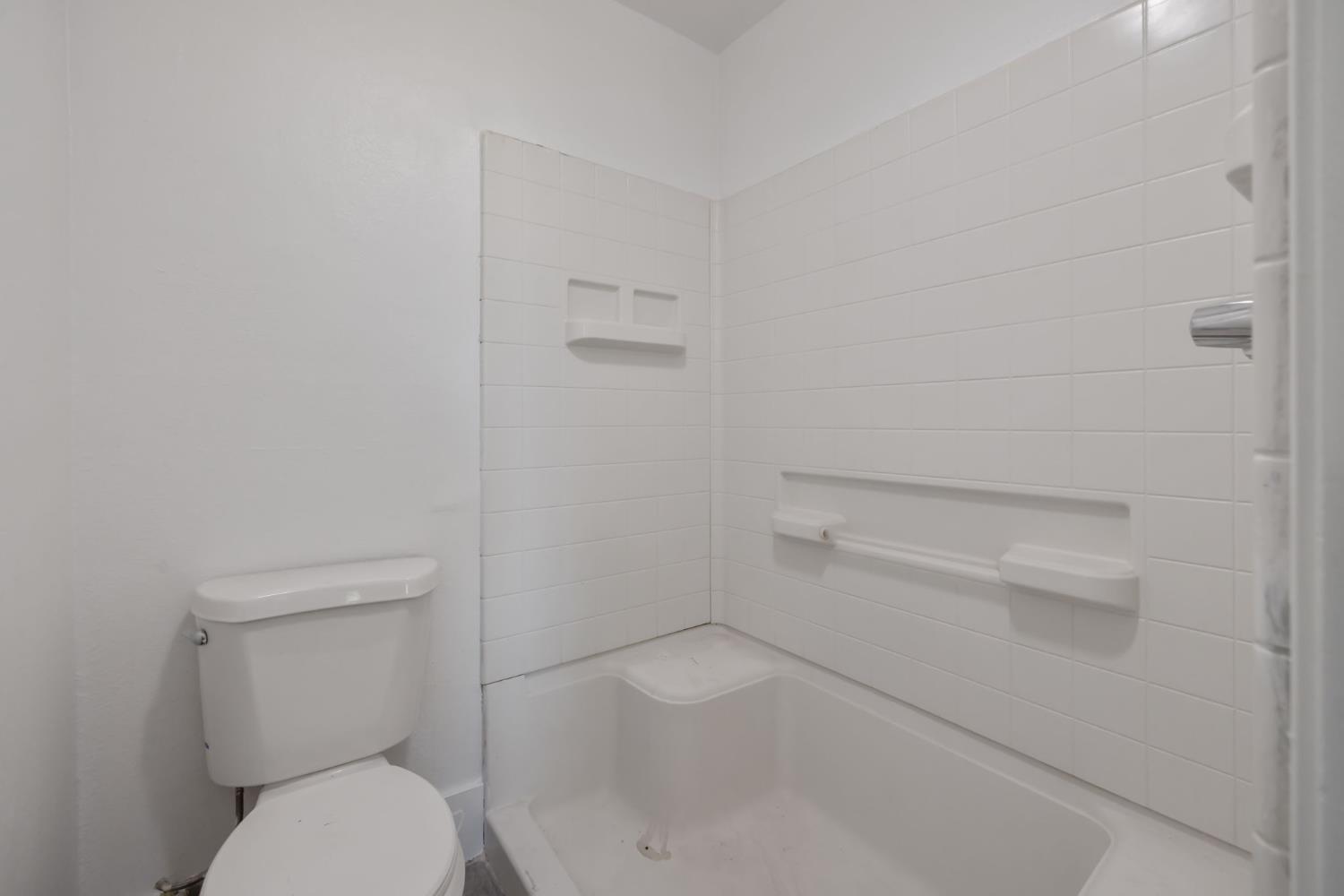 916 E Elm St, Hanford, CA 93230