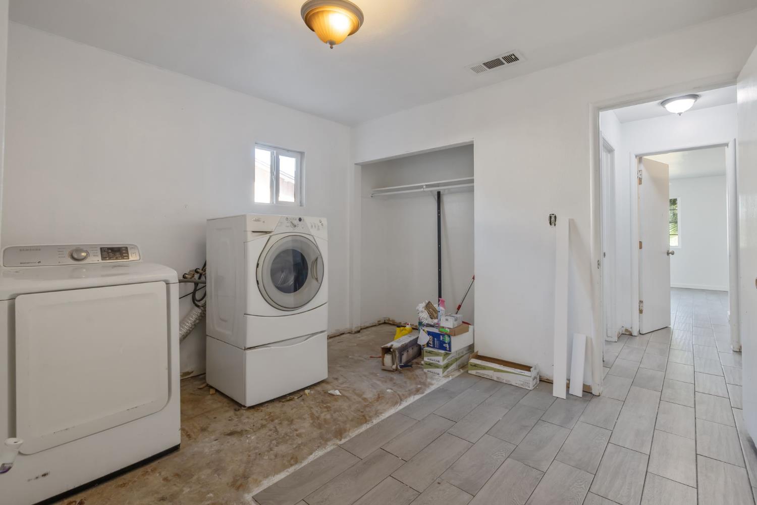 916 E Elm St, Hanford, CA 93230