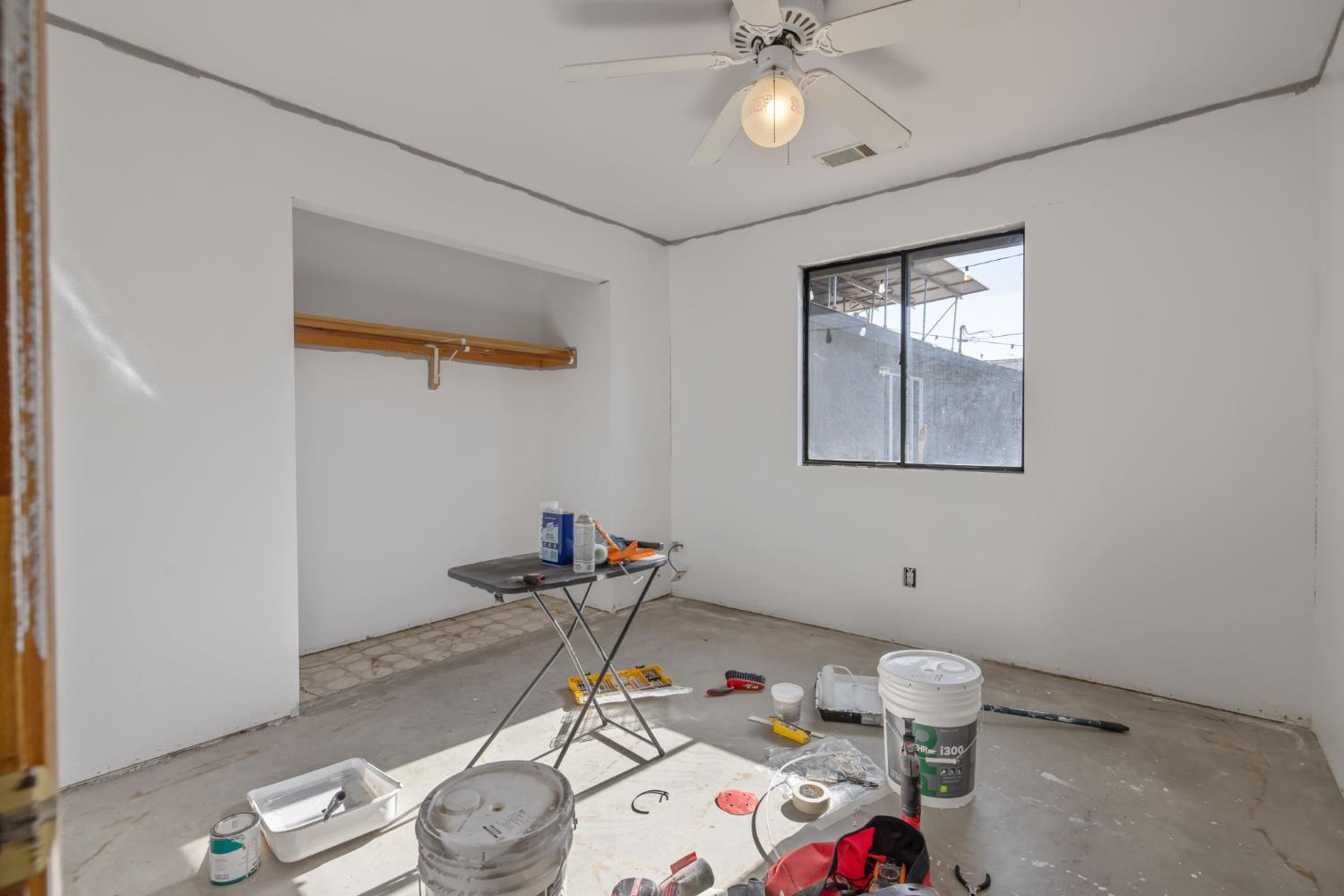 916 E Elm St, Hanford, CA 93230