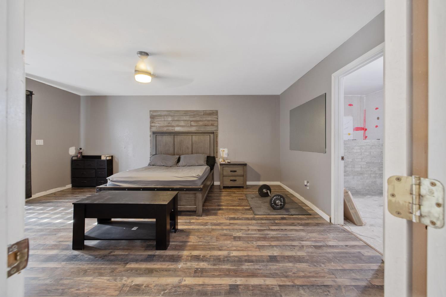 916 E Elm St, Hanford, CA 93230