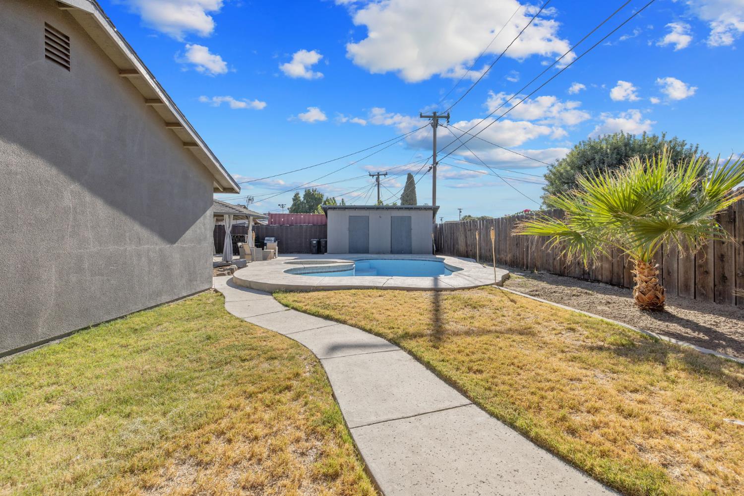 916 E Elm St, Hanford, CA 93230