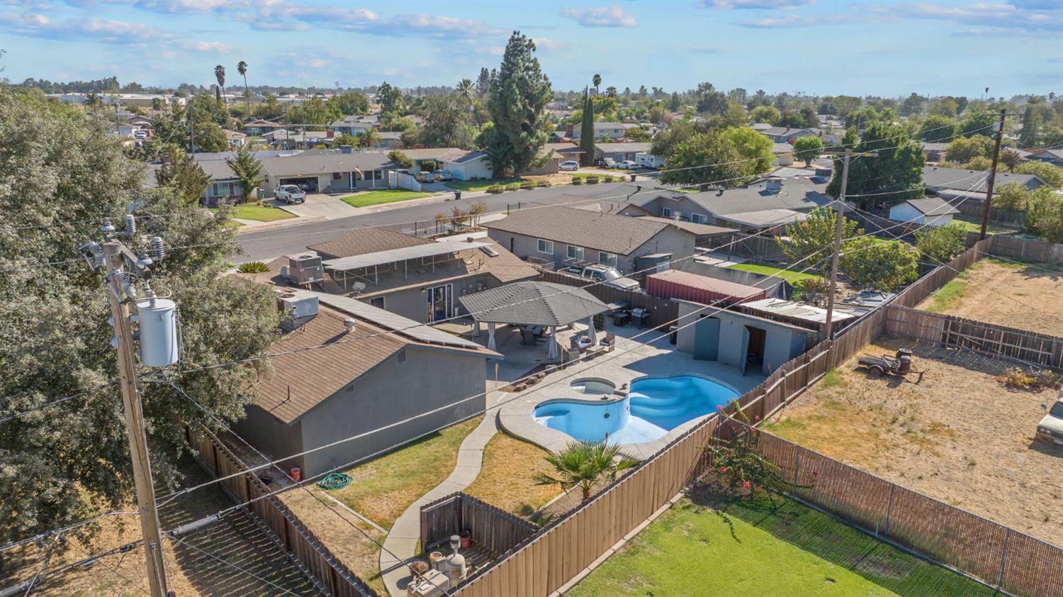 916 E Elm St, Hanford, CA 93230
