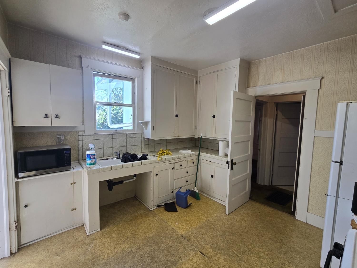 702 E Cambridge Ave, Fresno, CA 93704