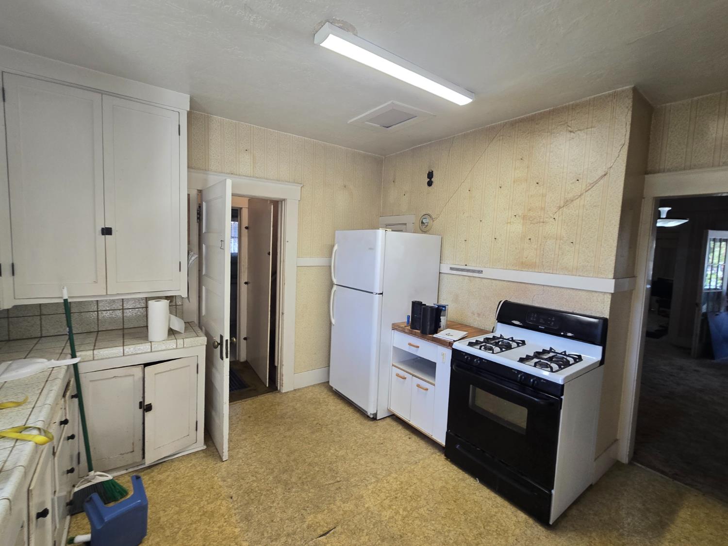 702 E Cambridge Ave, Fresno, CA 93704