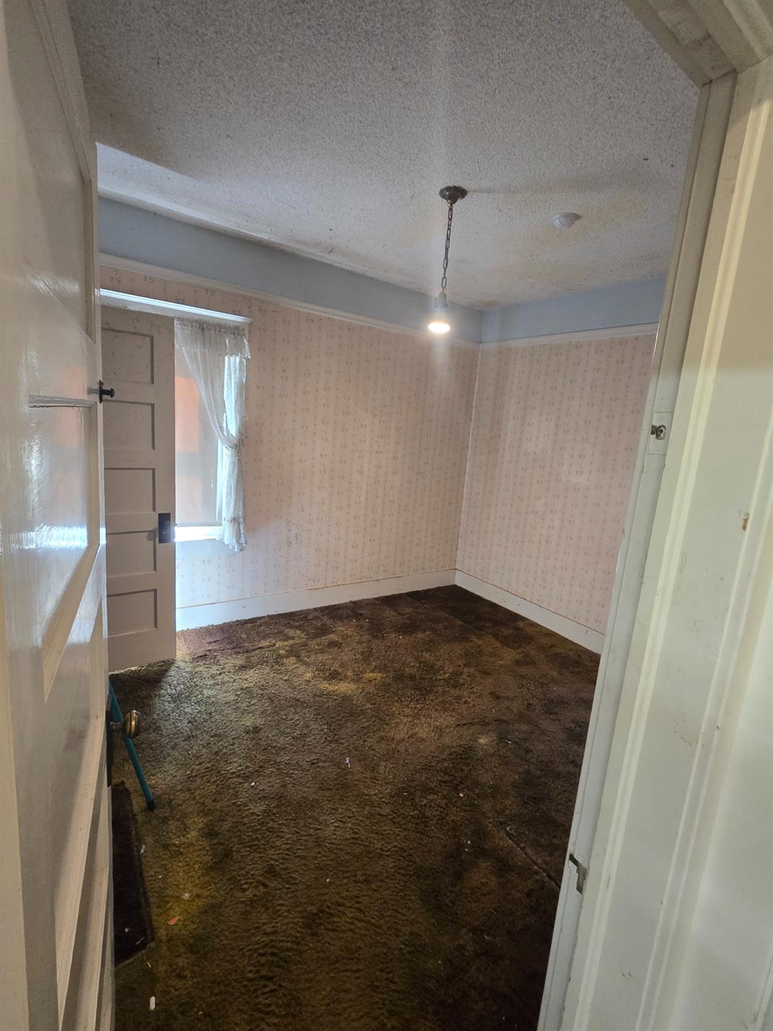 702 E Cambridge Ave, Fresno, CA 93704