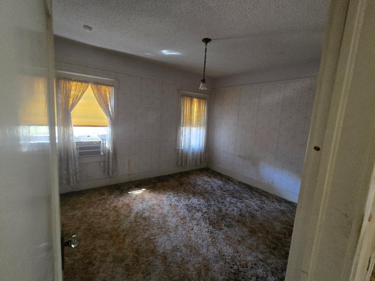 702 E Cambridge Ave, Fresno, CA 93704