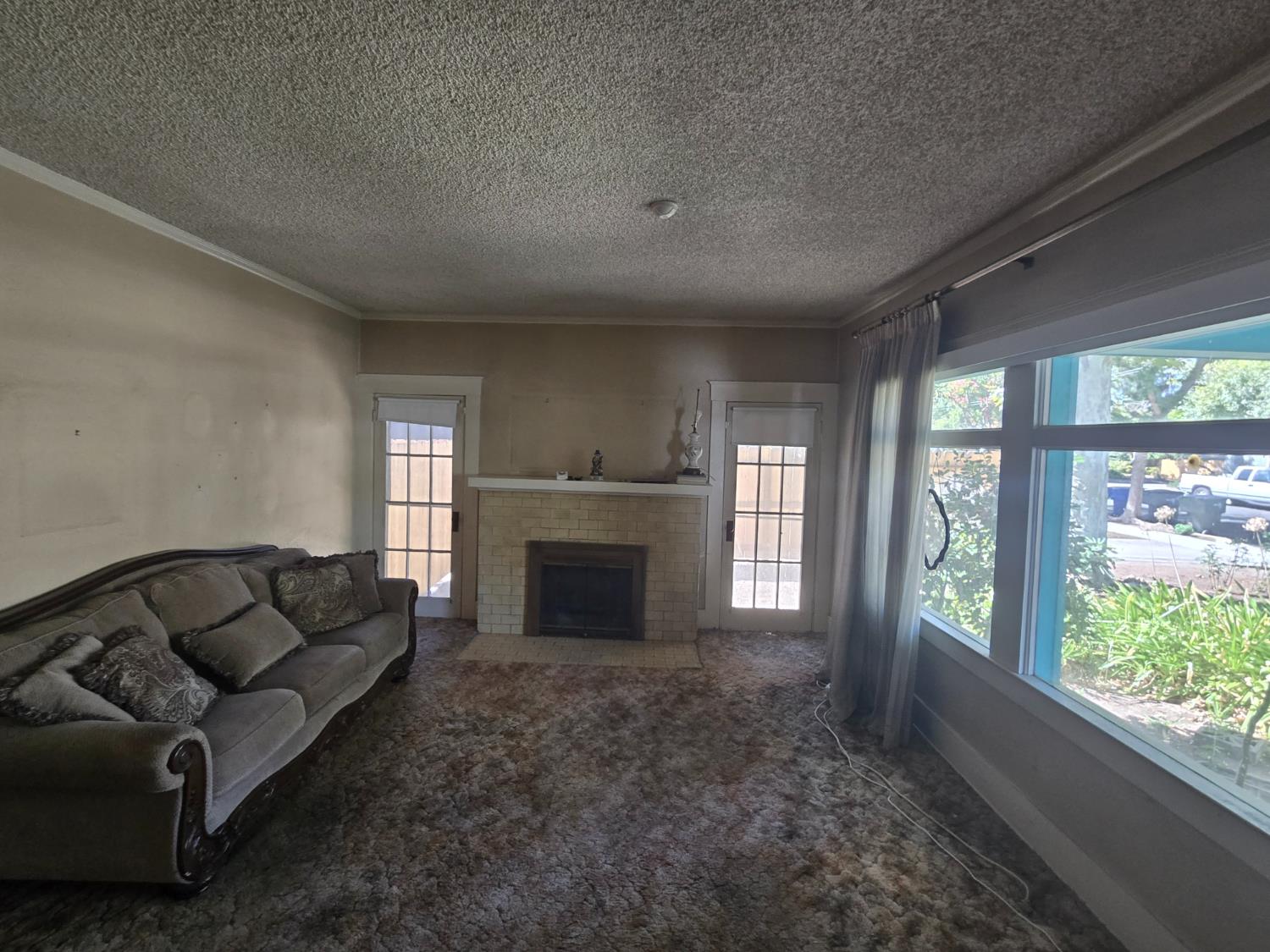 702 E Cambridge Ave, Fresno, CA 93704