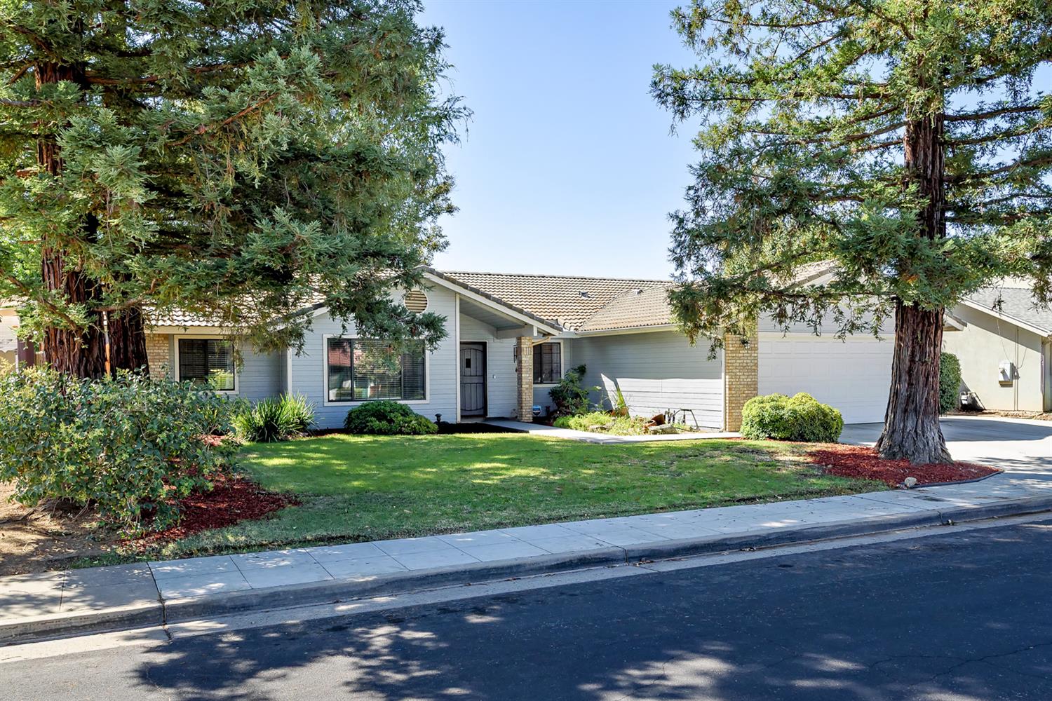 2332 Stuart Ave, Clovis, CA 93611