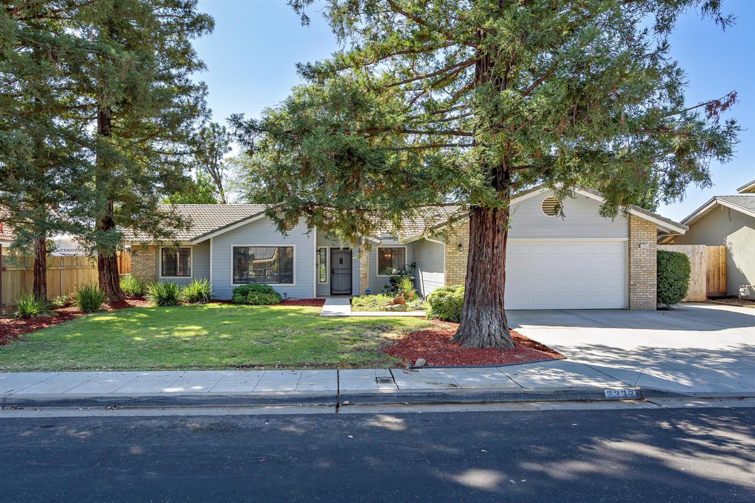 2332 Stuart Ave, Clovis, CA 93611