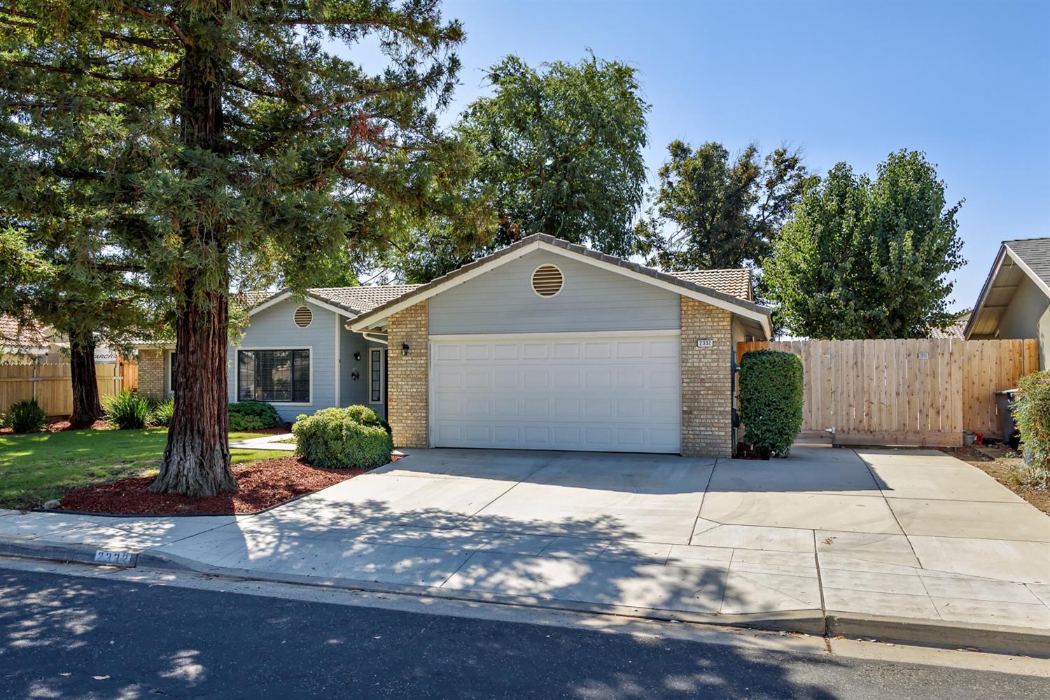 2332 Stuart Ave, Clovis, CA 93611