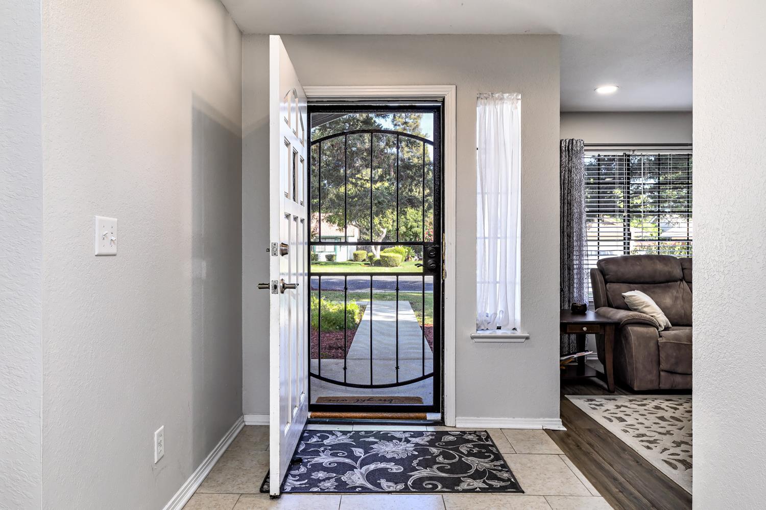 2332 Stuart Ave, Clovis, CA 93611