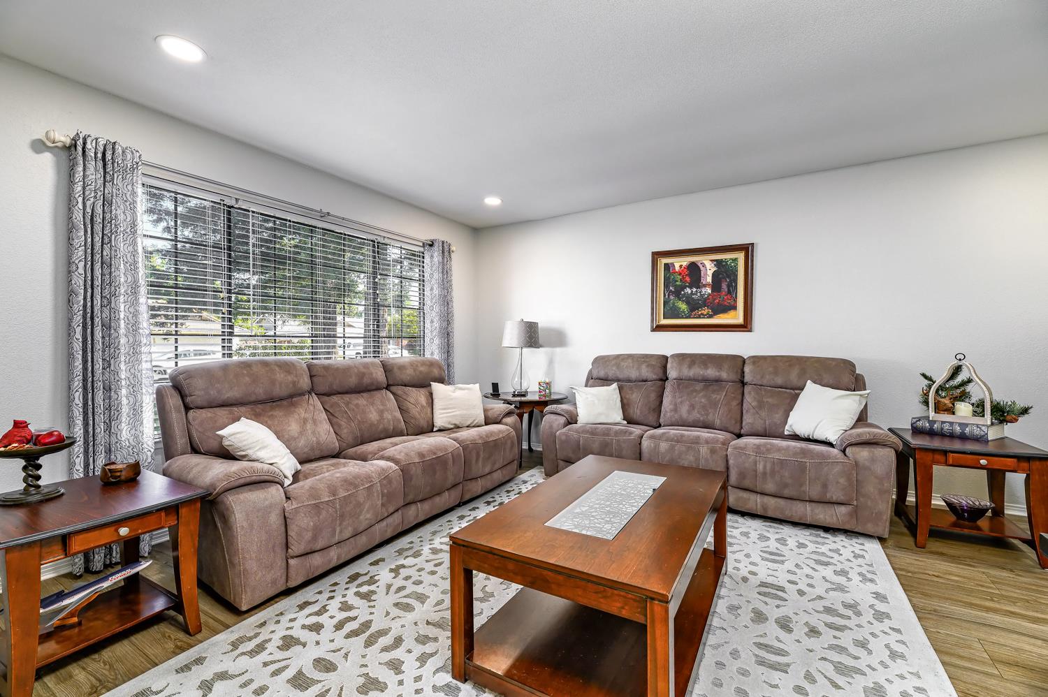 2332 Stuart Ave, Clovis, CA 93611