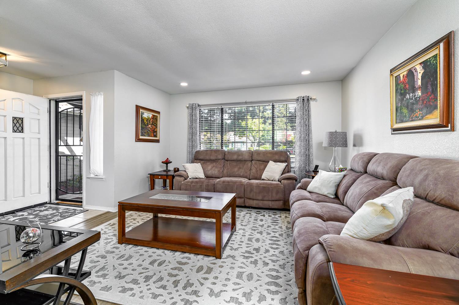 2332 Stuart Ave, Clovis, CA 93611