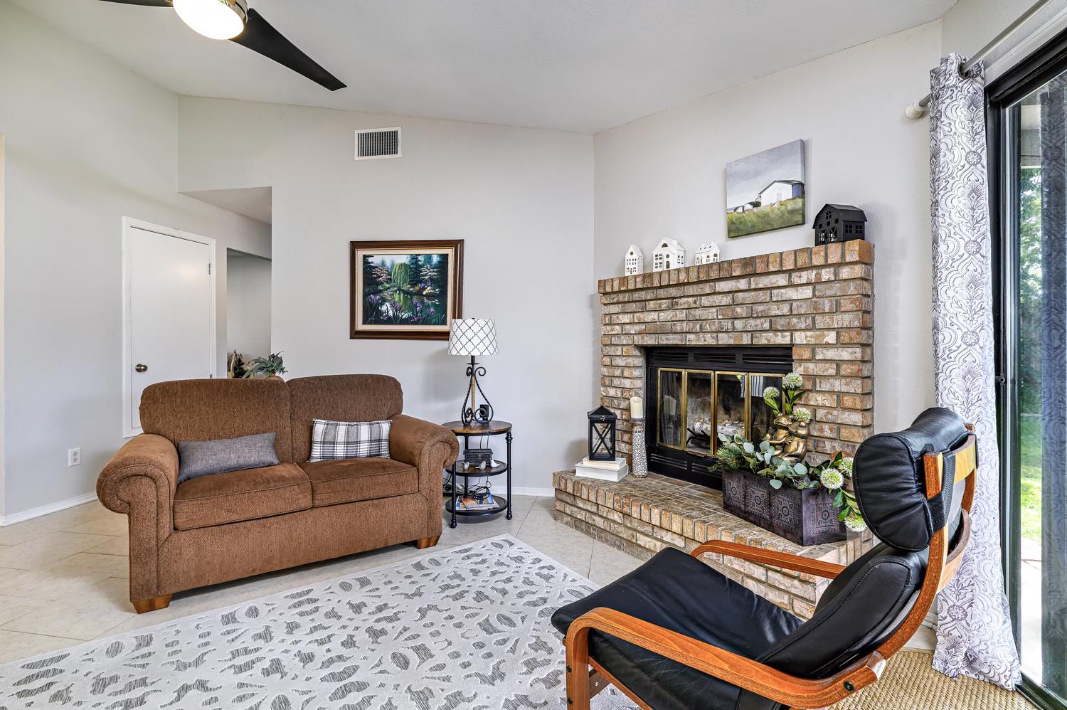 2332 Stuart Ave, Clovis, CA 93611
