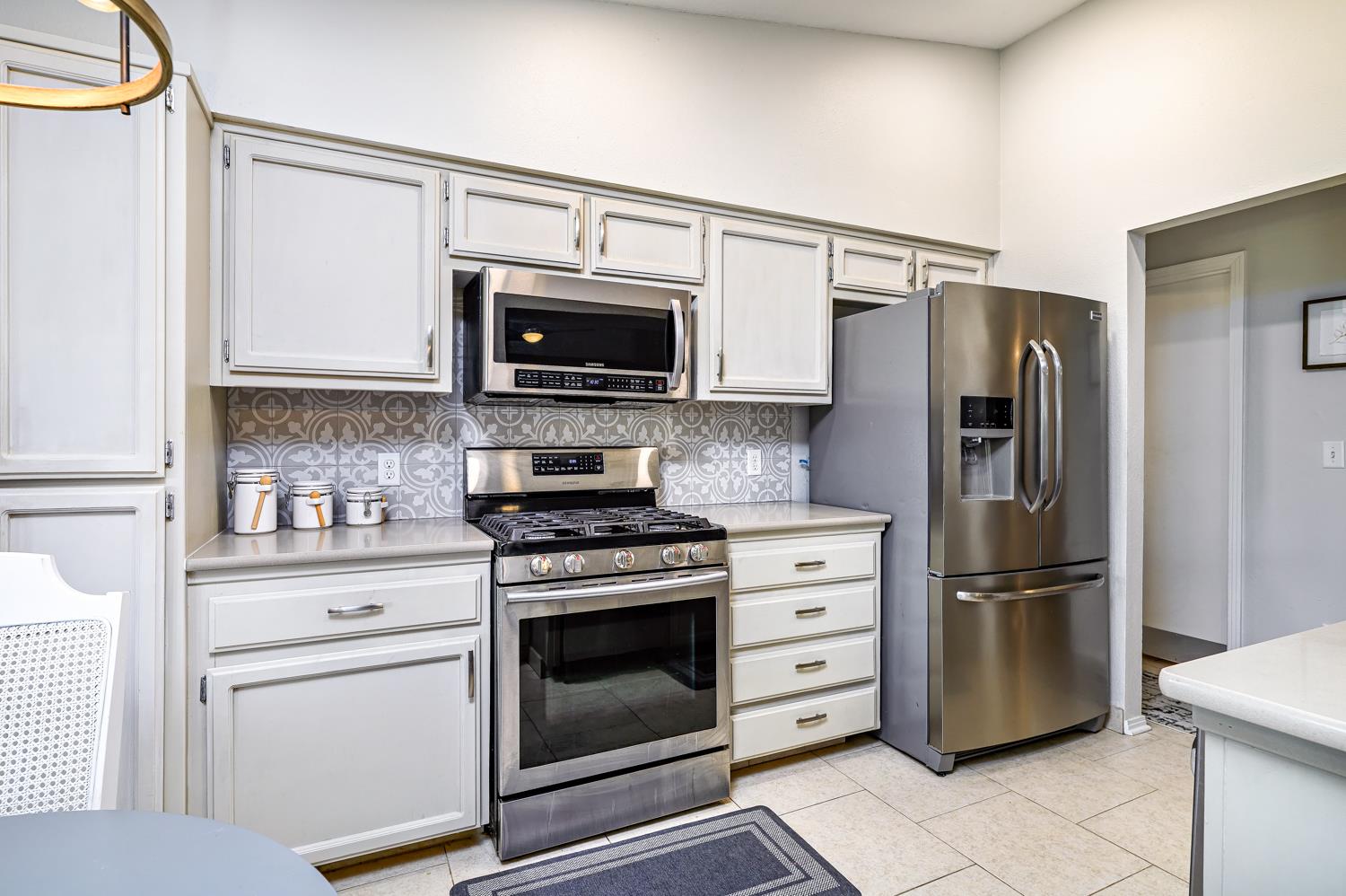 2332 Stuart Ave, Clovis, CA 93611